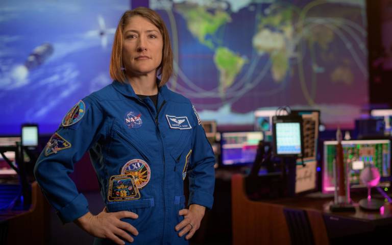 $!La astronauta de la NASA Christina Koch posa para un retrato en septiembre de 2020, en el Blue Flight Control Room, en el Centro Espacial Johnson de la NASA en Houston, Texas.