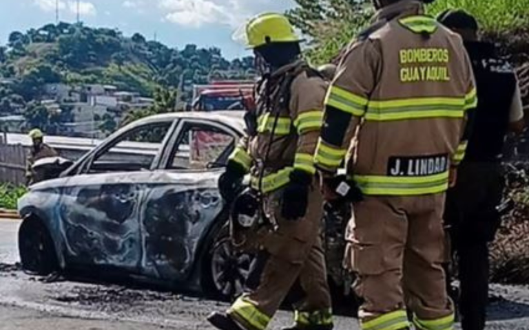 $!Fotografía del carro incinerado en el que fueron hallados los restos de Kenny Pinto y Javier Morán.