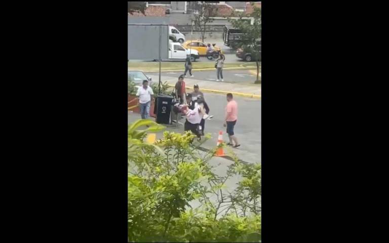 $!Deivy Franco sostiene en sus brazos a una estudiante que resultó herida de bala el 9/1 en Guayaquil.