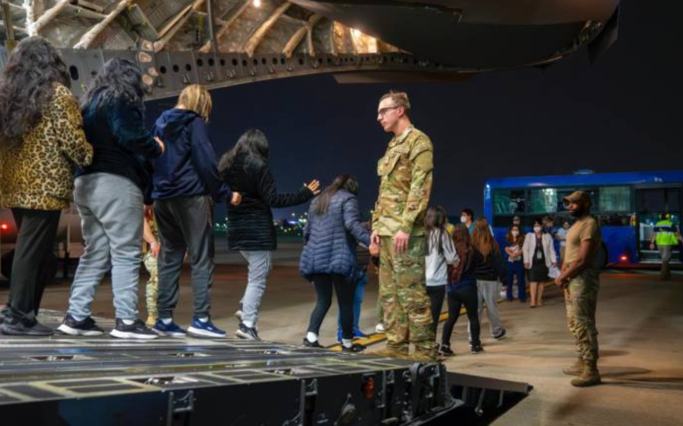 $!Migrantes ecuatorianos bajando de un avión militar estadounidense