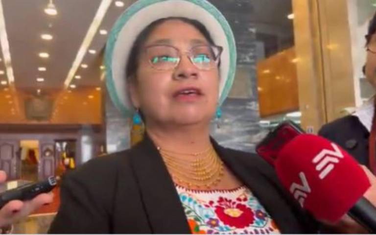$!La asambleísta reelecta, Mariana Yumbay, dirigiéndose a la prensa este jueves.