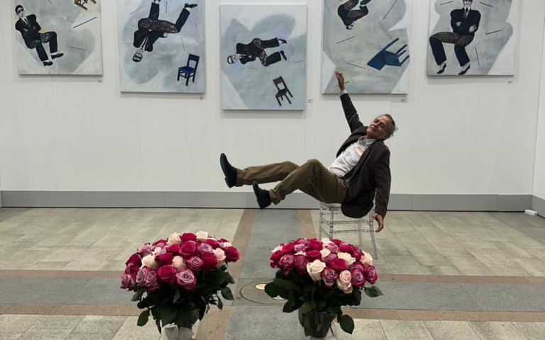 $!Fotografía de Rosero junto a sus obras.