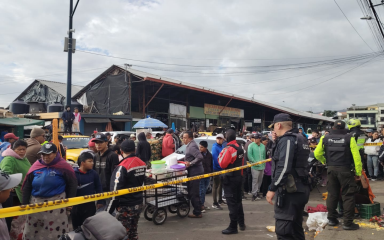 $!El área en la que se se encontraba el cuerpo del bebé fue cercada por la Policía.