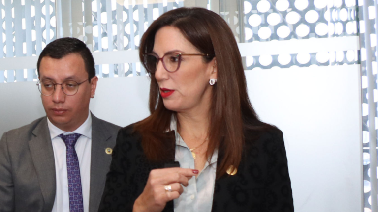 Ministra de Educación habla sobre denuncia de violación que habrían cometido docentes contra estudiantes en Cayambe