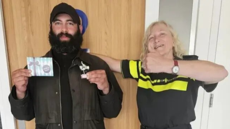 Recaudan más de 25 mil dólares para hombre sin hogar que devolvió billetera llena de dinero encontrada en un tren vacío