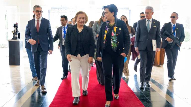 Fotografía tomada en agosto de 2023, en el Consejo Andino de Ministros de Relaciones Exteriores, que muestra a la canciller de Ecuador, Gabriela Sommerfeld (D), con su homóloga colombiana, Rosa Villavicencio (I).