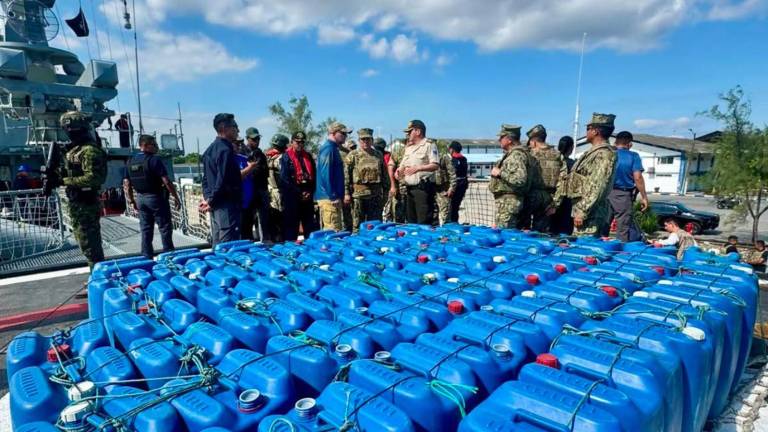 Esmeraldas: Armada incauta 2,2 toneladas de droga en altamar