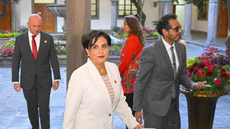 La Ministra de Asuntos Exteriores de Ecuador, Gabriela Sommerfeld (C), sale después de una declaración tras una reunión con el Asesor Presidencial Especial de Estados Unidos para las Américas, Christopher Dodd, en el Palacio de Carondelet en Quito el 22 de enero de 2024.