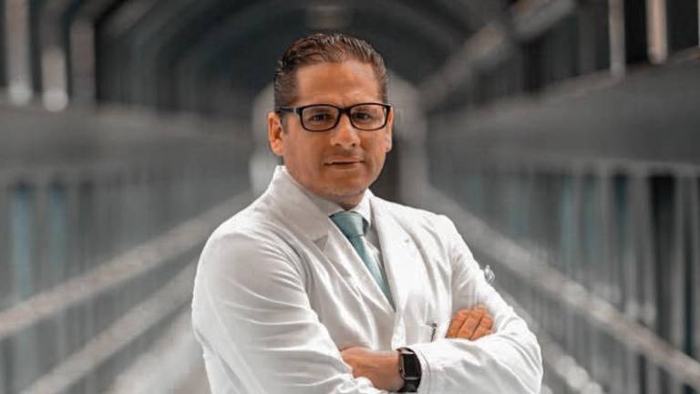 Fotografía del doctor especializado en cirugía general y bariátrica, Juan Carlos Aveiga.