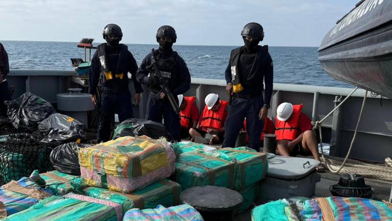 Ecuador y EE.UU. decomisan casi cuatro toneladas de droga en operativo conjunto en alta mar