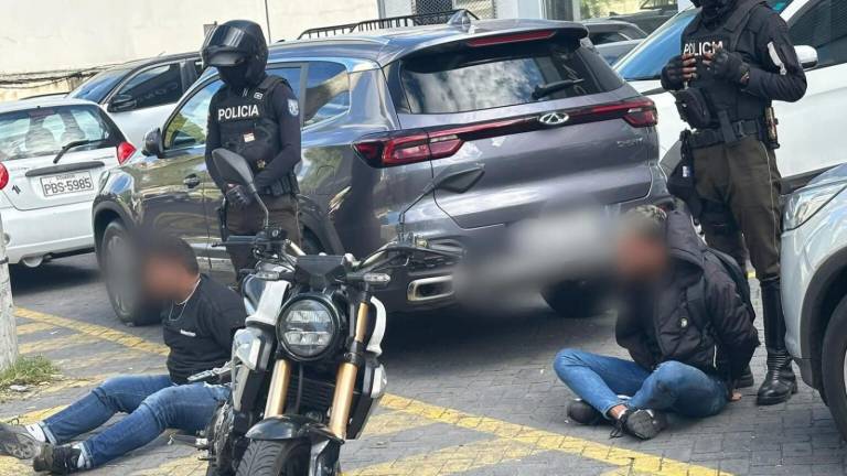 Fotografía que muestra a dos detenidos por el megaoperativo.