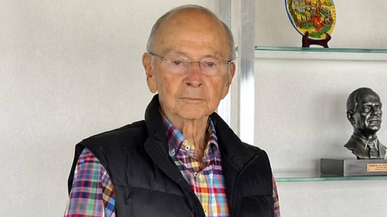 Xavier Alvarado Roca, fundador de Vistazo y Ecuavisa, es condecorado por la Cámara de Comercio de Guayaquil