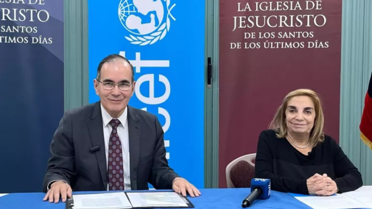 Elder Rafael Pino, segundo consejero de la presidencia del Área Sudamérica Noroeste de la Iglesia de Jesucristo de los Santos de los Últimos Días y Luz Ángela Melo, Representante de UNICEF Ecuador.