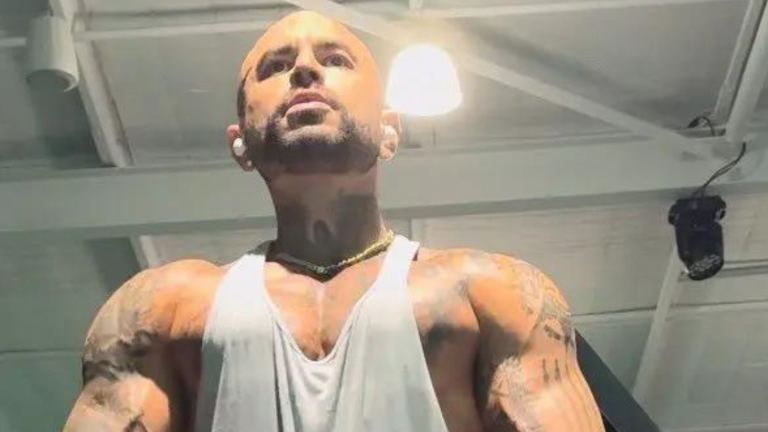 Fisicoculturista queda en coma tras quedarse inconsciente durante 15 horas en la ducha de un gimnasio