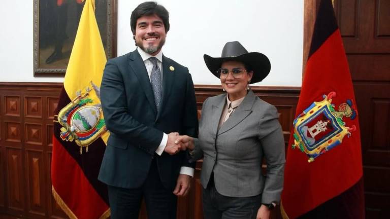 Fotografía del ministro de Gobierno, José de la Gasca, saludando a la legisladora reelecta Mónica Palacios.