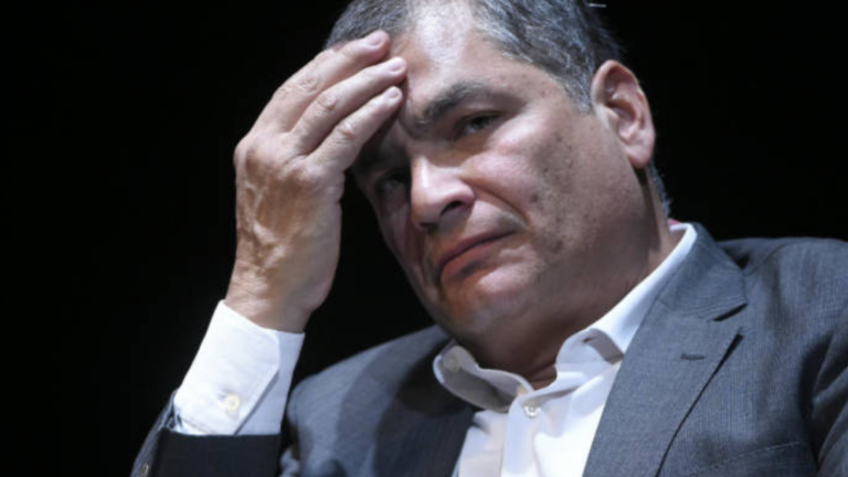 Rafael Correa es denunciado por traición a la patria debido a declaraciones sobre irrupción en la embajada de México