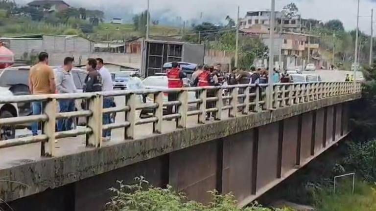 Hallan un cadáver colgado con cadenas y otro caído en un puente de Loja