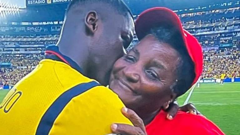 El conmovedor abrazo entre Moisés Caicedo y su madre antes del partido entre Ecuador y Argentina