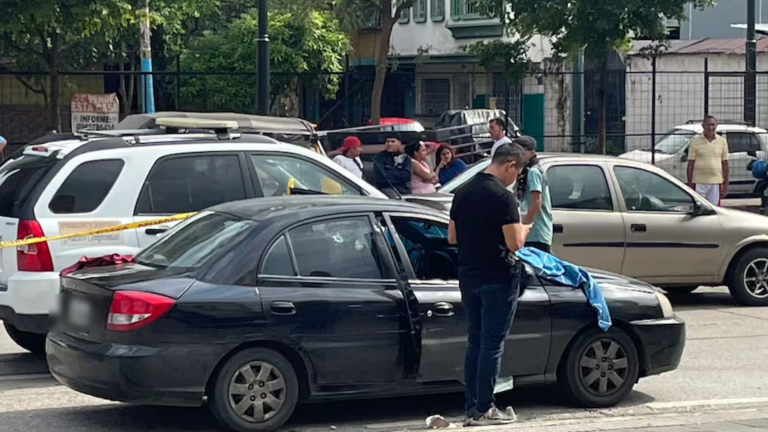Asesinan a tres personas que iban a bordo de un auto en el sur de Guayaquil