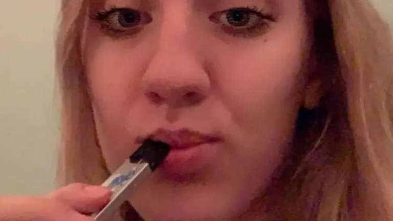 Karlee Ozkurt: La joven que fue adicta al vape, sufrió dos colapsos pulmonares y ahora exige su prohibición