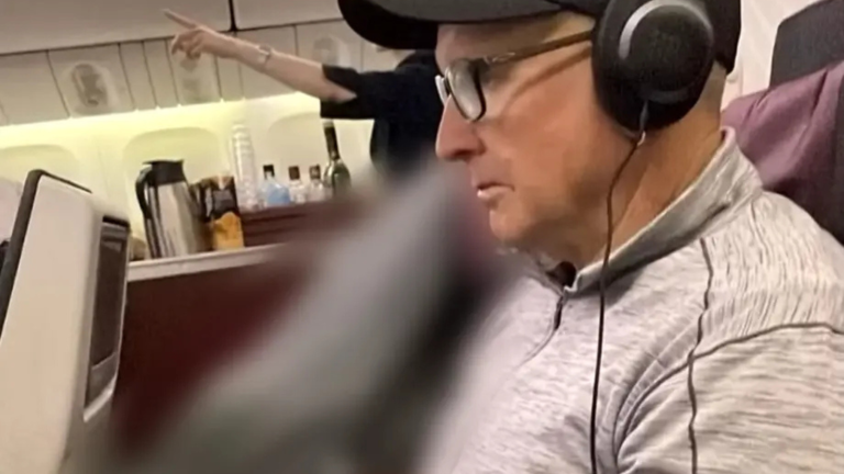 Aerolínea se defiende tras polémica por pareja que tuvo que viajar al lado de un cadáver durante cuatro horas