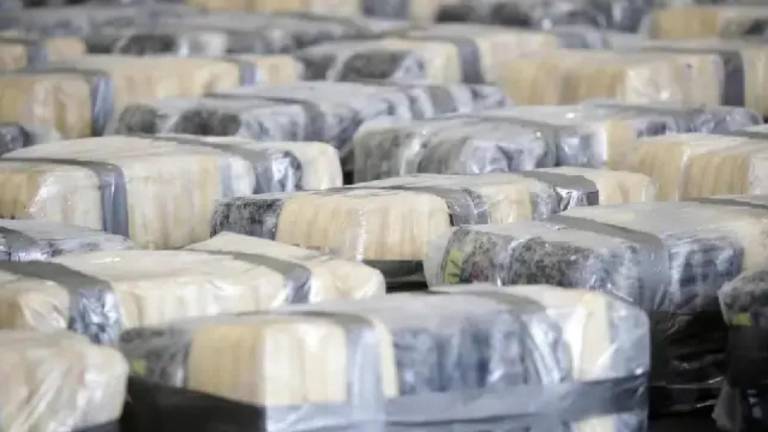 Fotografía referencial de varios bloques de cocaína.