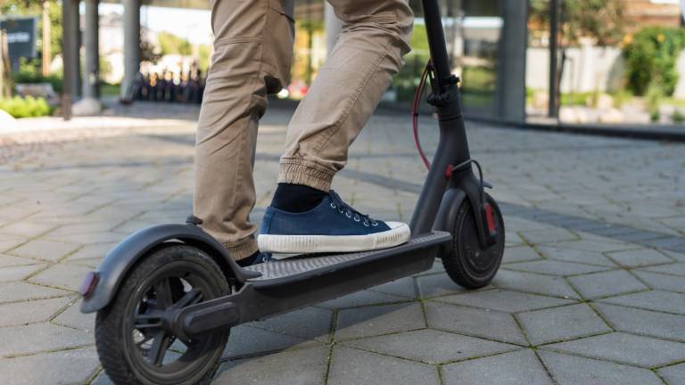 Ecuador prohíbe la circulación de scooters por autopistas: esto establece la reforma a la Ley de Seguridad Vial