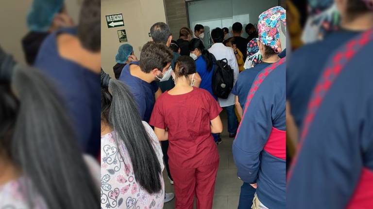 Nueva denuncia de vacunaciones VIP en Ecuador