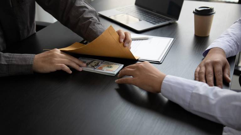 Dictan prisión para cuatro policías que habrían exigido USD 5.000 para alterar un informe