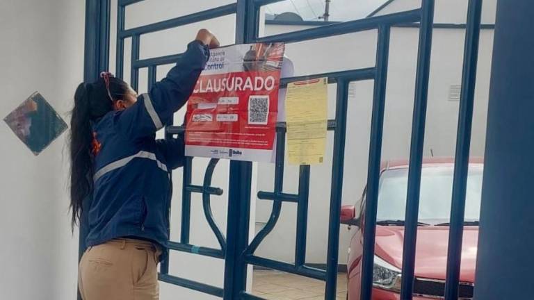 Clausuran dos concesionarias en Quito tras denuncias de clientes que aseguraron pagar por autos nunca entregados