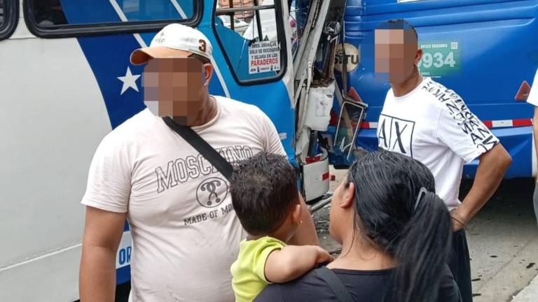 Choque de dos buses en la vía a Daule deja 15 heridos