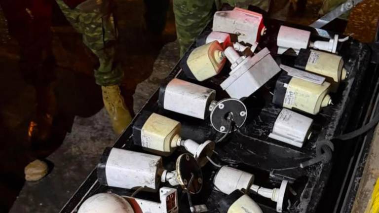 Militares retiran cámaras usadas por grupos criminales para vigilar patrullajes en el norte de Guayaquil