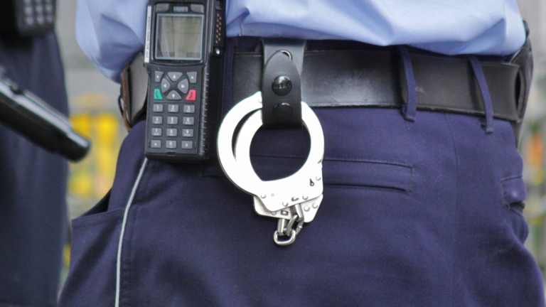 Policía procesado por abatir a un delincuente durante asalto en Quito recibirá indulto presidencial