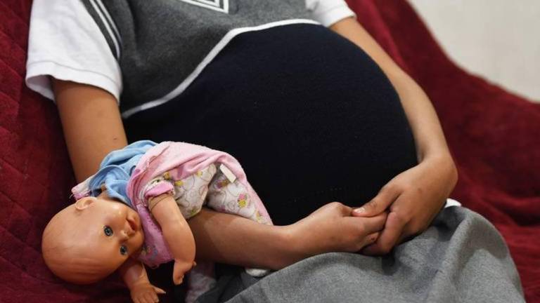 Más de 3.000 niñas menores de 14 años son madres en Ecuador al año; informe detalla cifras impactantes