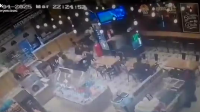 Cámara de seguridad capta asalto armado en local de Puerto Santa Ana