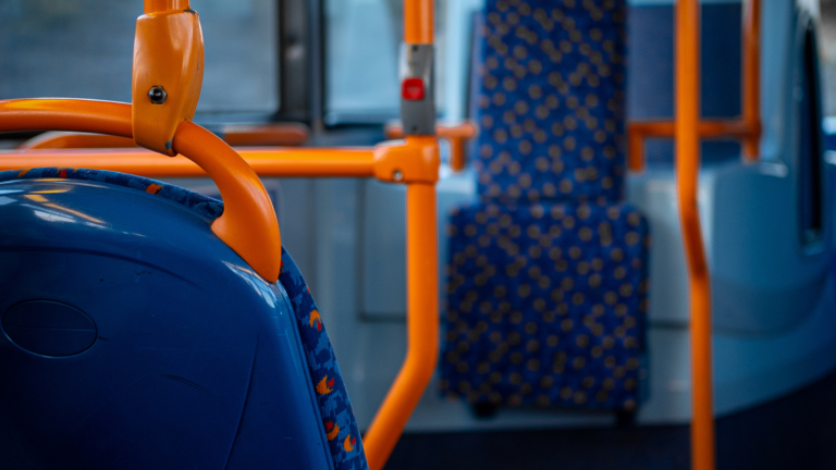 Una mujer muere en ataque armado a bus de transporte urbano en Guayaquil