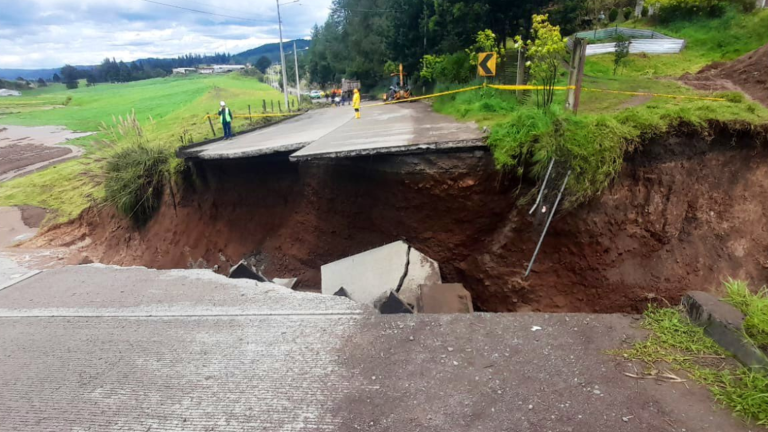 Cierre total en la vía Cuenca-Girón-Pasaje por colapso de un tramo de la carretera