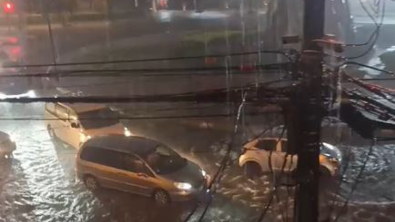Inundaciones, cortes de luz y carros varados deja fuerte lluvia en Guayaquil este martes 1 de abril