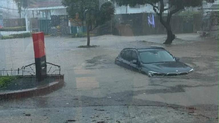 Las imágenes que dejan las fuertes lluvias en Guayaquil: vehículos atrapados y calles inundadas