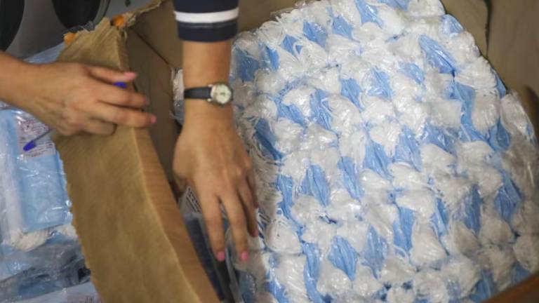 Arcsa decomisa más de medio millón de mascarillas en el centro de Guayaquil