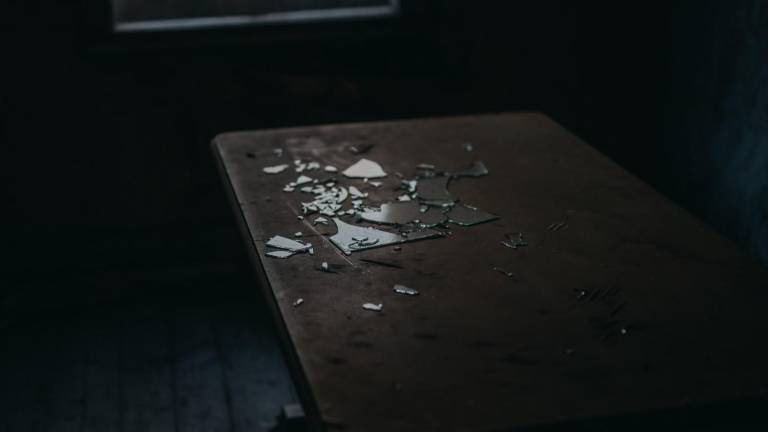 Alumno de 15 años hiere de gravedad a docente al atacarlo con un pedazo de vidrio en Manta