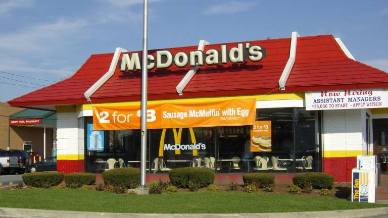 McDonald&#039;s aumenta el salario mínimo de 90.000 de sus empleados en EEUU