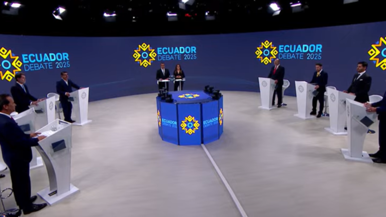 Candidatos a su llegada para el debate presidencial con la presencia de simpatizantes y resguardo policial.