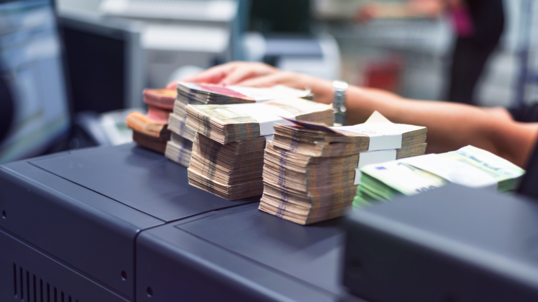 Detienen a sujeto que trató de depositar 4.460 dólares falsos en un banco de Guayaquil