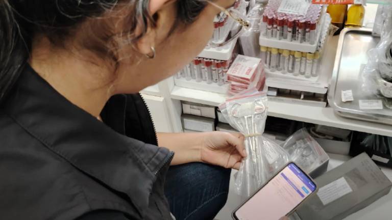 Arcsa incauta más de dos mil medicamentos y dispositivos médicos a las afueras de centros de salud