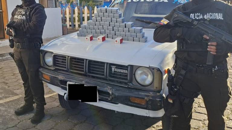 Incautan más de 6.000 detonadores ocultos en una camioneta en la vía Alóag-Santo Domingo