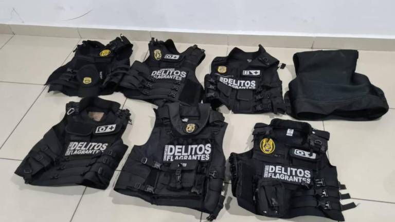 Uniformes incautados durante un operativo llevado a cabo en el Distrito Metropolitano de Quito.