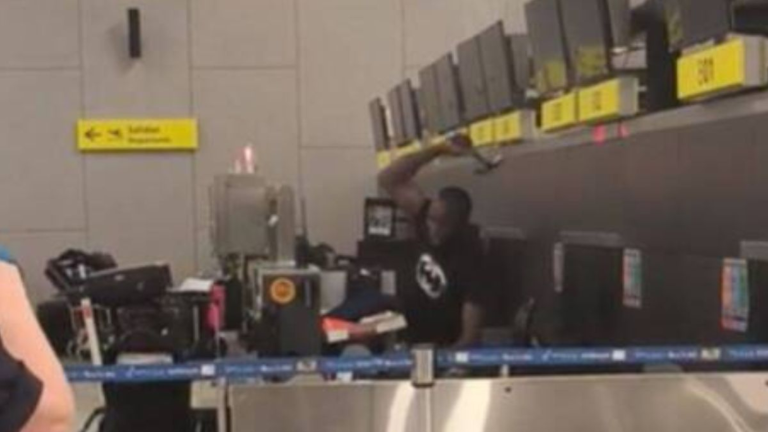VIDEO | Viajero enloquecido destruye mostrador de American Airlines en Chile tras ser estafado con un boleto falso