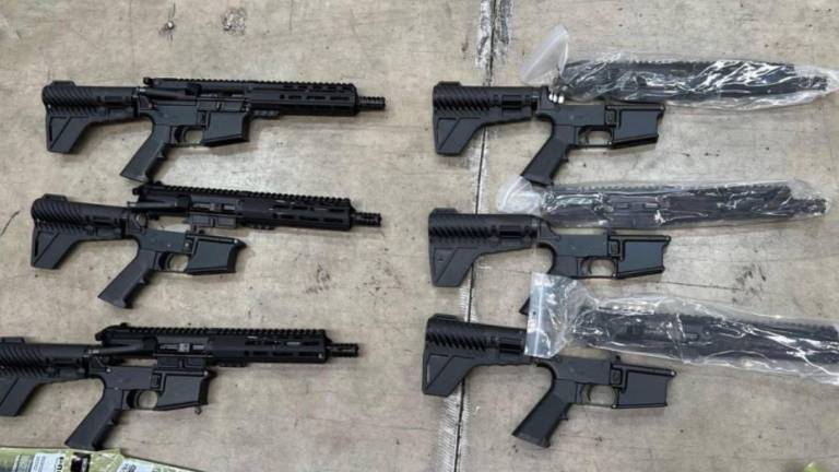 Incautan armas ocultas en parlantes dentro de carga courier proveniente de Miami a Guayaquil