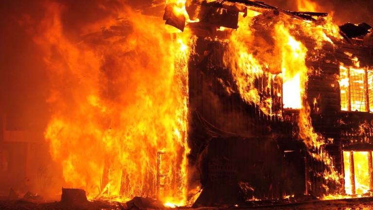 Envían a prisión a tres personas por presuntamente incendiar una vivienda y un local comercial en Guayaquil